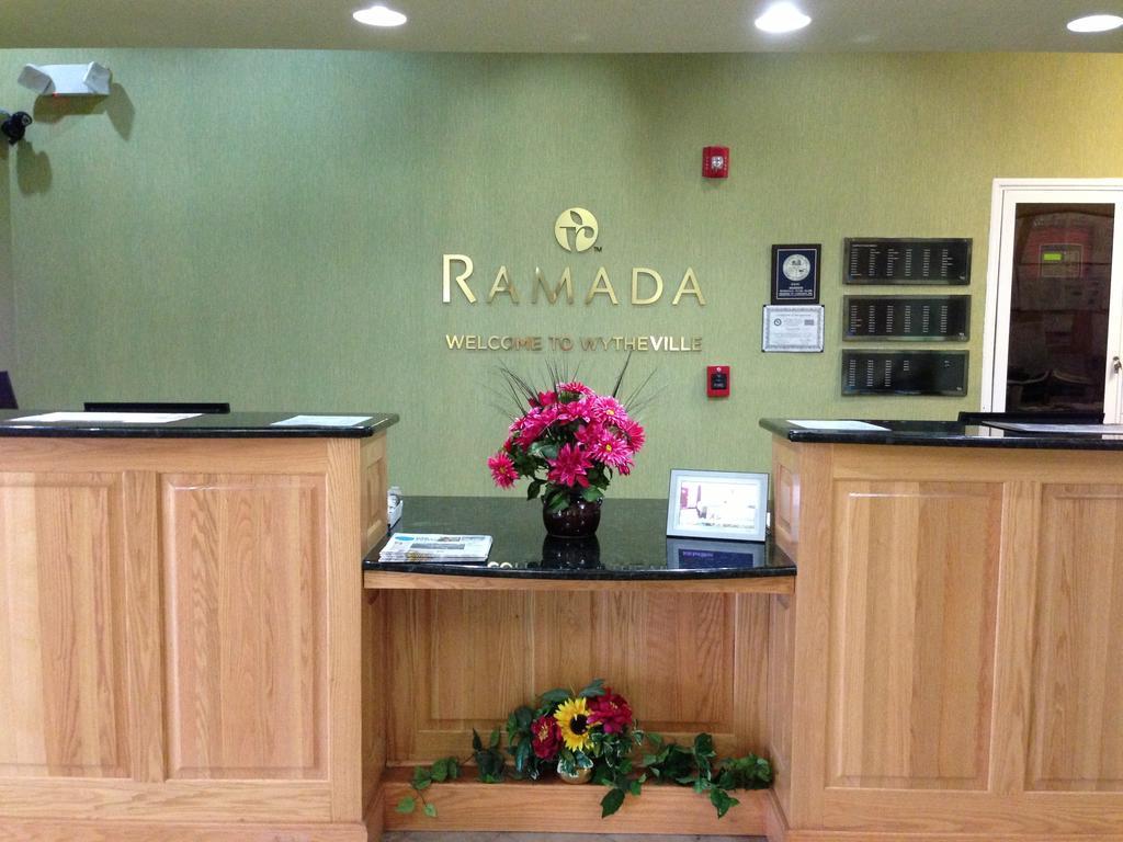 Ramada By Wyndham Уайтевилл Экстерьер фото